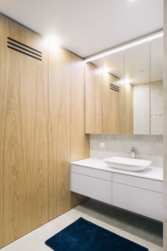 Минималистские апартаменты с синими и желтыми акцентами в Нымме, Эстония