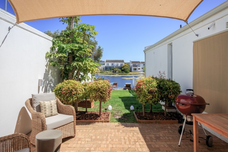 Приглушенные оттенки и элегантная современная мебель в интерьере апартаментов в Кейптауне Приглушенные оттенки и элегантная современная мебель в интерьере апартаментов в Кейптауне