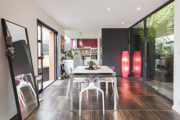 Смелое использование ярких цветов на вилле во Франции