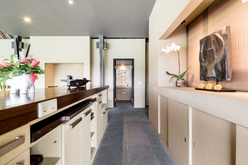 Современная вилла с соломенной крышей и видом на джунгли