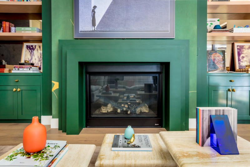 Светлый интерьер с яркими акцентами