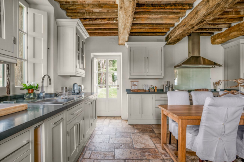 Замковая каменная вилла, расположенная на 84 гектарах леса в пасторальной Тоскане