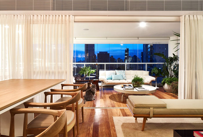 Обилие естественного света и захватывающий дух вид на оживленный мегаполис в квартире в Сан-Паулу