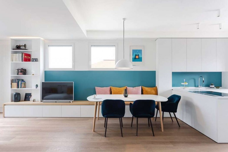 Яркие акцентные стены и мебель в интерьере светлой квартиры