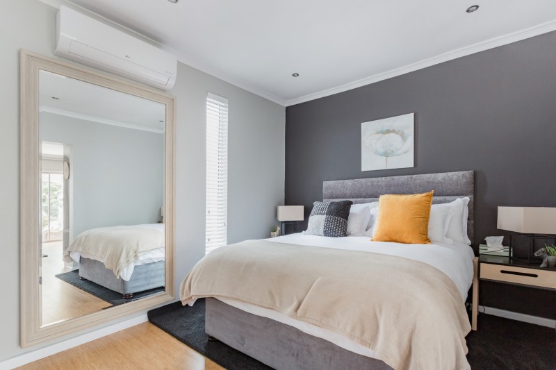 Приглушенные оттенки и элегантная современная мебель в интерьере апартаментов в Кейптауне Приглушенные оттенки и элегантная современная мебель в интерьере апартаментов в Кейптауне