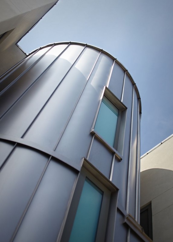 Скромный, экологичный приморский дом актера Брайана Крэнстона