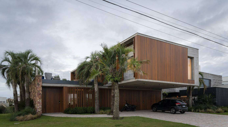 Современный двухэтажный дом, расположенный в Пелотасе, Бразилия