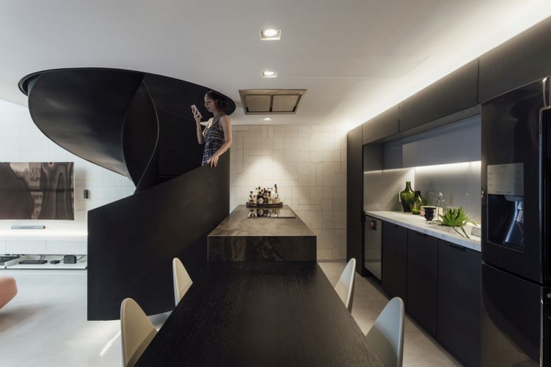 Стильная квартира-лофт с оригинальной винтовой лестницей