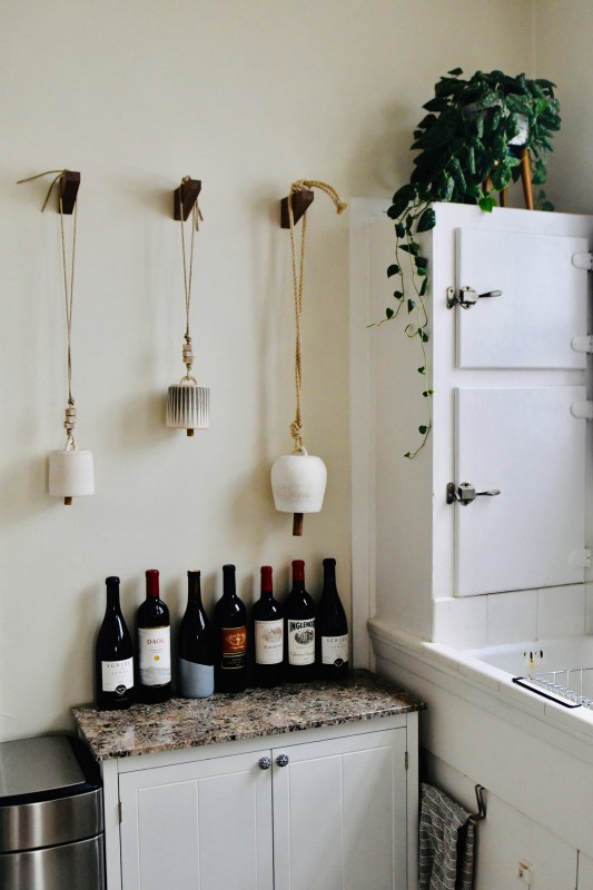 Теплые древесные акценты и живая зелень в интерьере  квартиры в Сан-Франциско