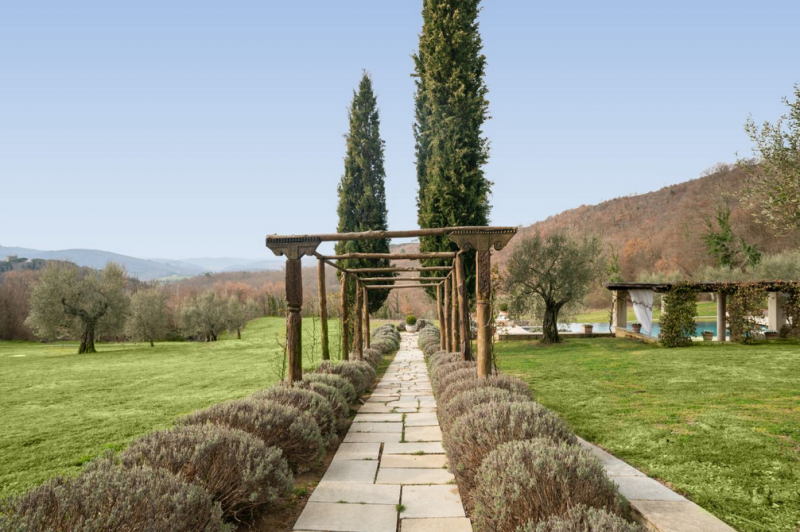 Замковая каменная вилла, расположенная на 84 гектарах леса в пасторальной Тоскане