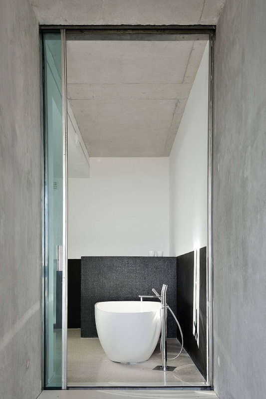 Бетон в интерьере современного дома на юге Франции