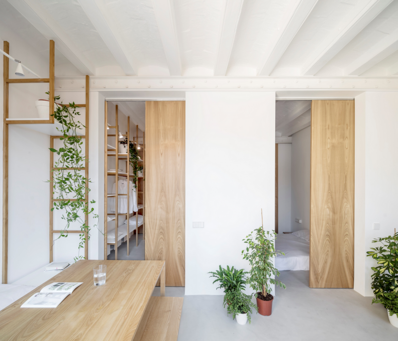 Преобразование квартиры 1880-х годов в два лофта, расположенных в районе Сан-Антонио в Барселоне Преобразование квартиры 1880-х годов в два лофта, расположенных в районе Сан-Антонио в Барселоне