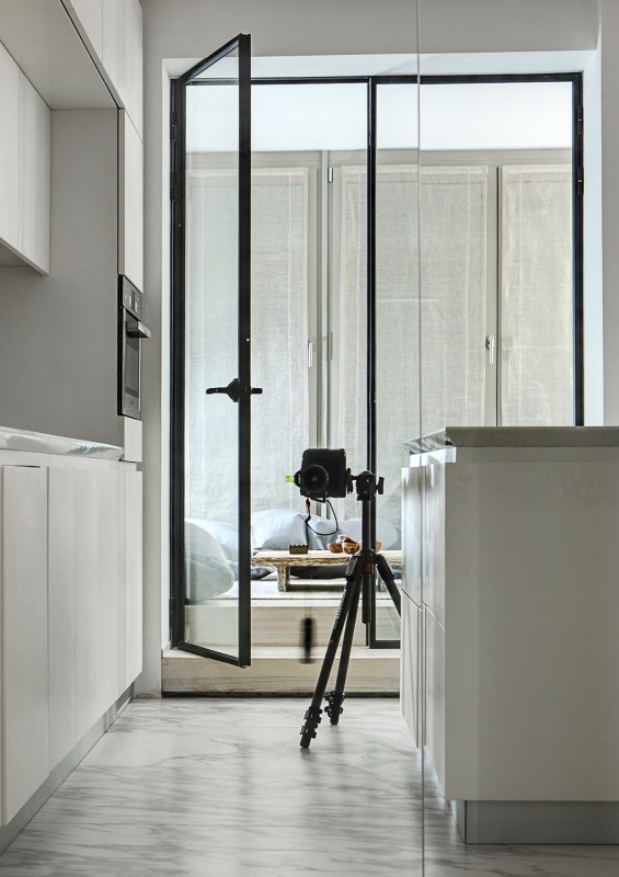 Белоснежный интерьер двухуровневой квартиры