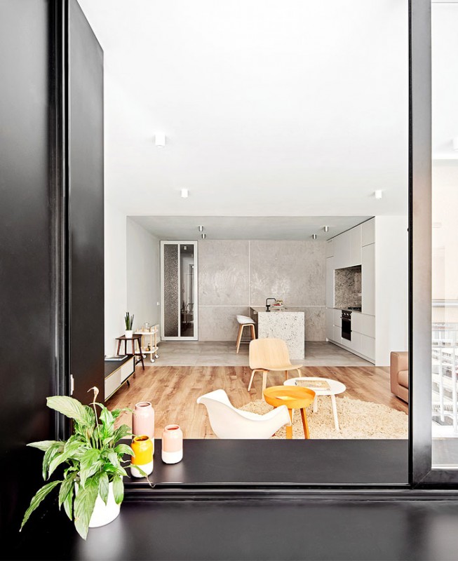 Белый и серый цвета, гранит и дерево в интерьере апартаментов в Барселоне