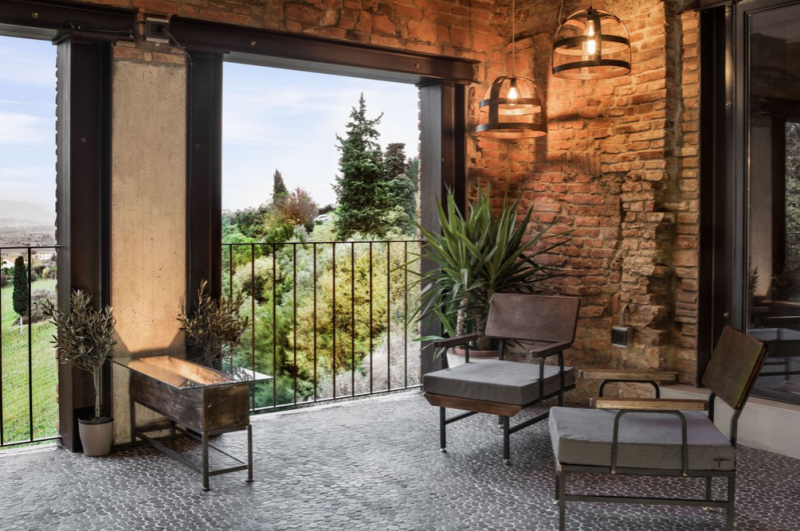 Двухэтажный лофт с панорамными окнами в итальянской провинции Пиза