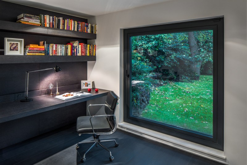 Интерьер двухэтажного дома в лесу