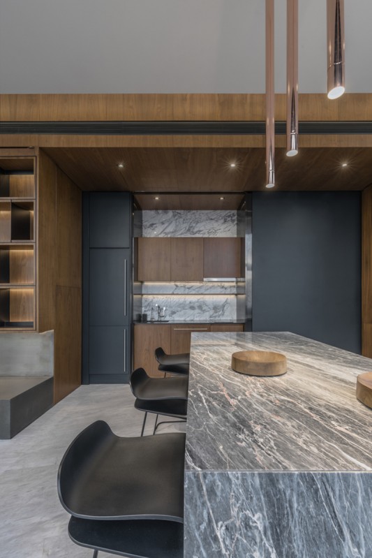 Пентхаус с изысканным декором и панорамными окнами