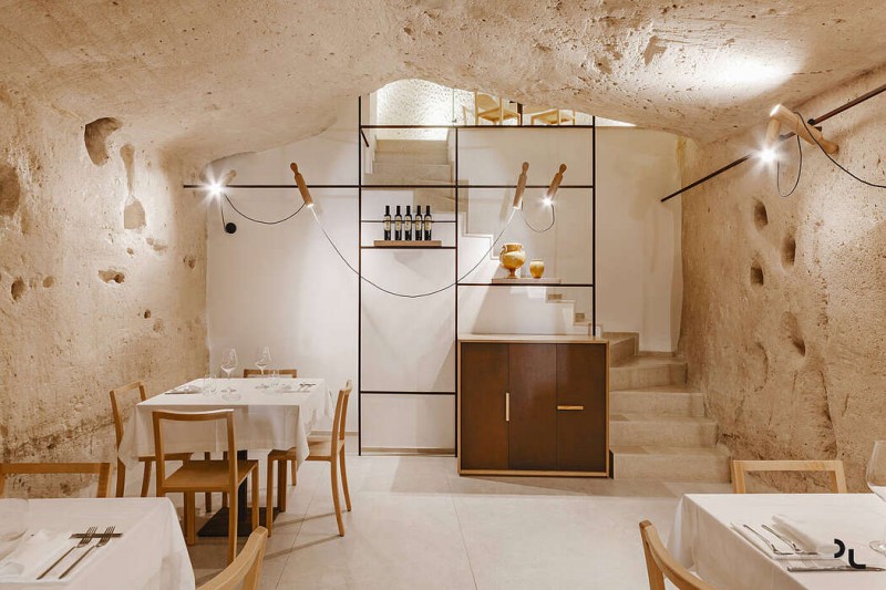 Ресторан-пиццерия Oi Mari, расположенный в пещере в Италии Ресторан-пиццерия Oi Mari, расположенный в пещере в Италии