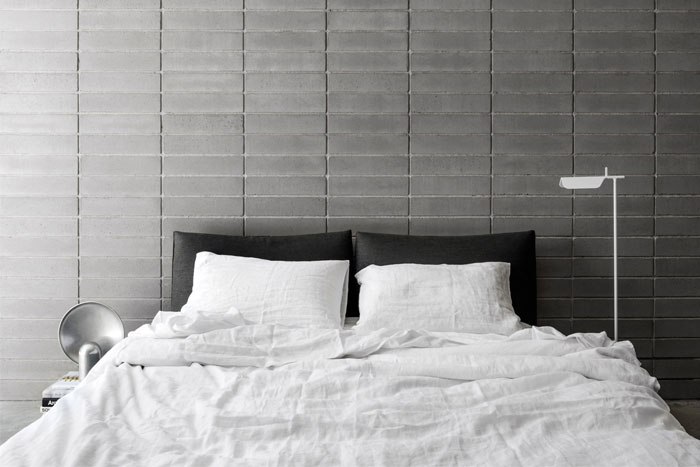 Серый камень и дерево в интерьере дома в Мельбурне, Австралия