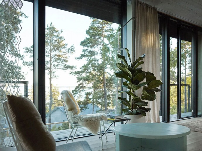 Современный дом в шведском лесу