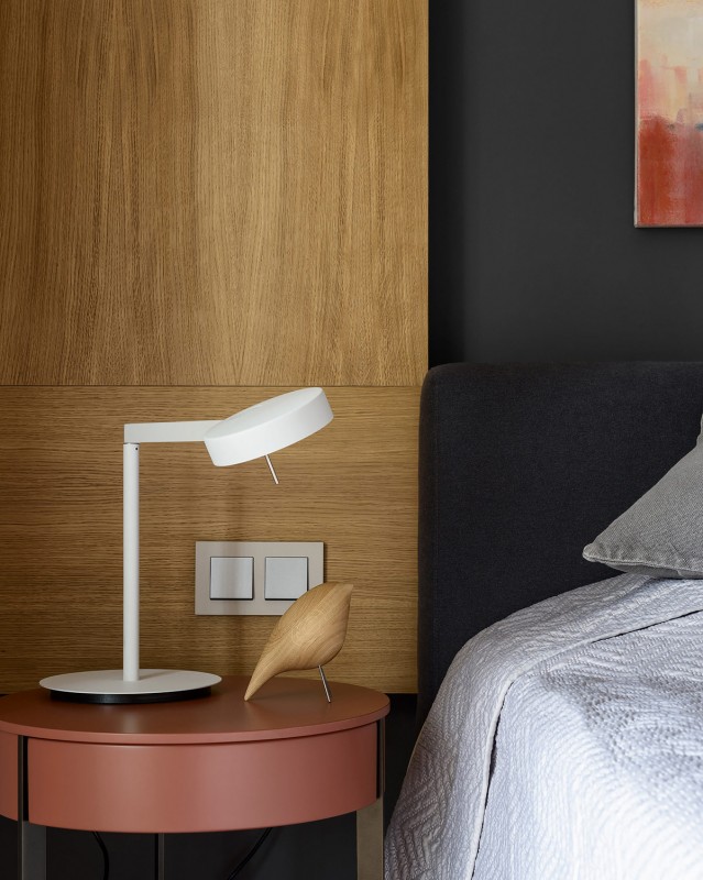 Акцент на синий и красный цвета