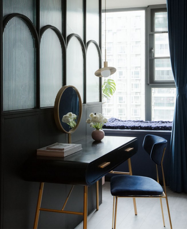 Игра форм, закругленных углов и ярких цветов в дизайне квартиры в Чэнду, Китай