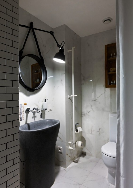 Контраст темных и светлых поверхностей в интерьере просторных апартаментов