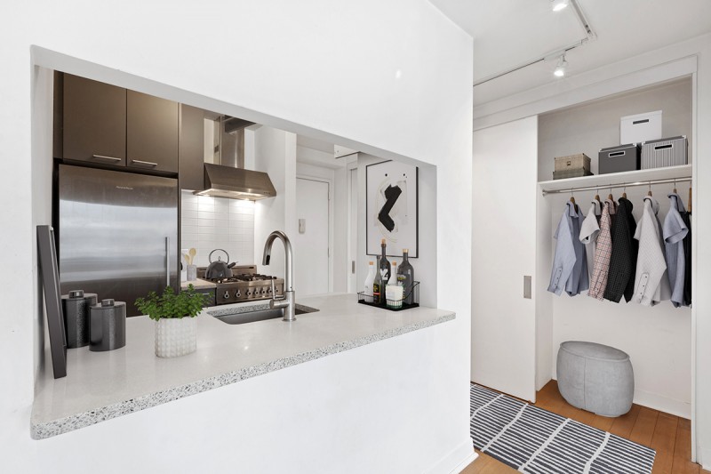 Синяя стена, контрастирующая с легкой нейтральной цветовой палитрой