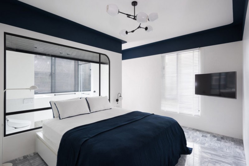 Сочетание черных деталей с белым и синим в интерьере апартаментов в Тайбэе, Тайвань Сочетание черных деталей с белым и синим в интерьере апартаментов в Тайбэе, Тайвань