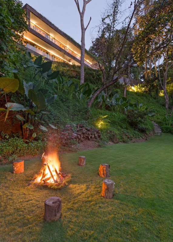 Уединенная вилла на Бали в окружении пышной зелени