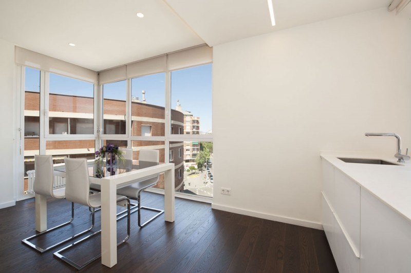 Черно-белый интерьер гостиной в квартире, расположенной в Барселоне