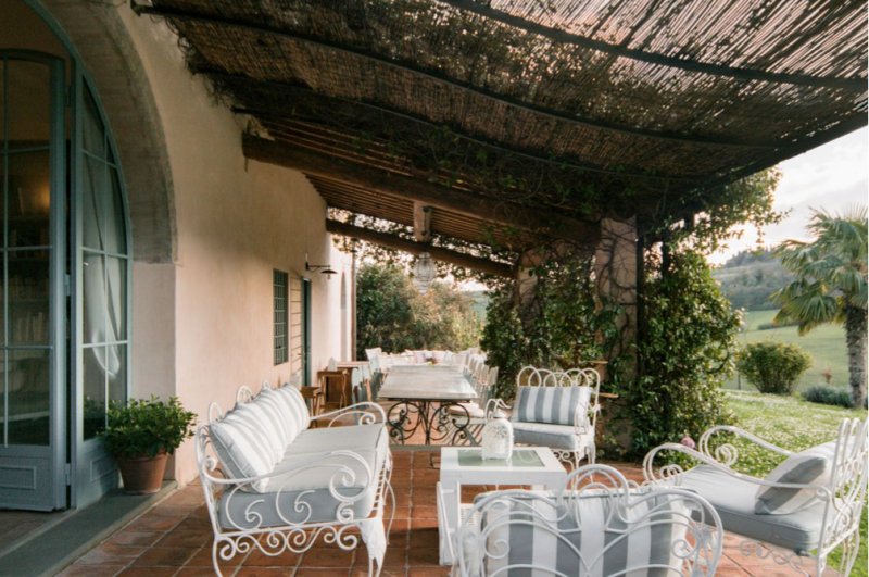 Деревенская усадьба с видом на холмы Кьянти, Италия Деревенская усадьба с видом на холмы Кьянти, Италия