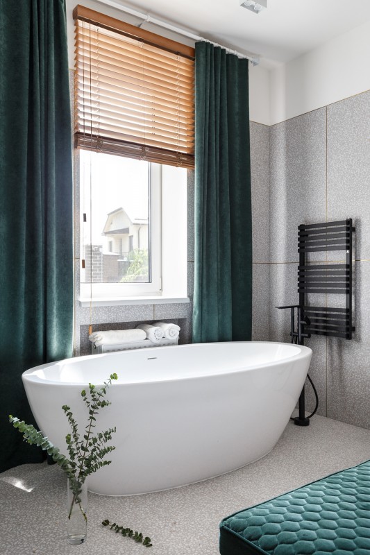 Дерево и камень в интерьере просторных апартаментов