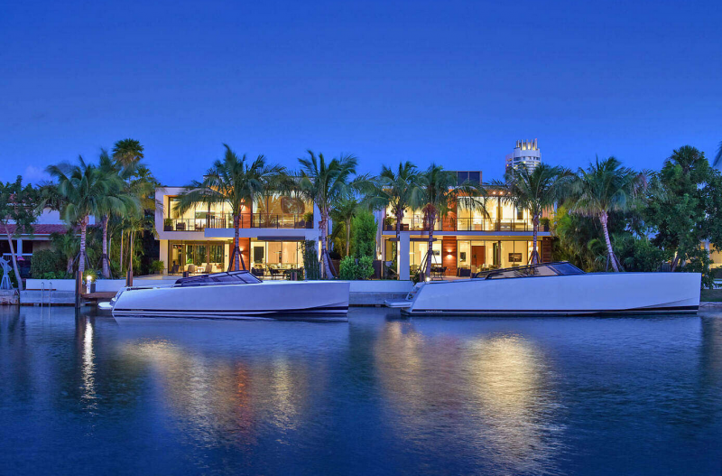 Двухэтажная резиденция на набережной в Майами-Бич