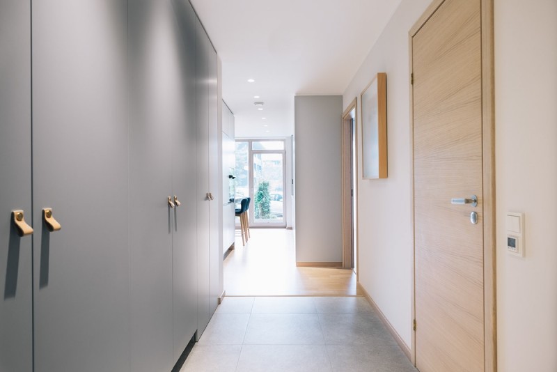 Минималистские апартаменты с синими и желтыми акцентами в Нымме, Эстония