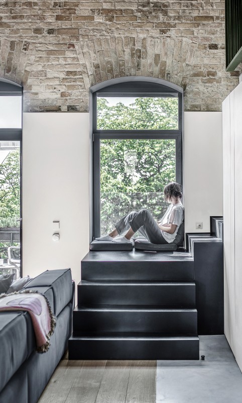 Монохромный интерьер двухуровневой квартиры Монохромный интерьер двухуровневой квартиры