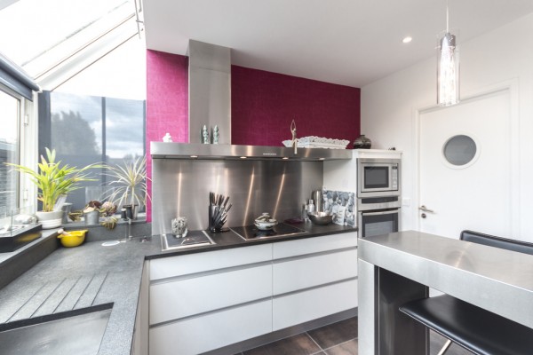 Смелое использование ярких цветов на вилле во Франции