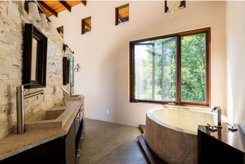 Тропическая вилла, построенная на скале среди джунглей в Коста-Рике Тропическая вилла, построенная на скале среди джунглей в Коста-Рике