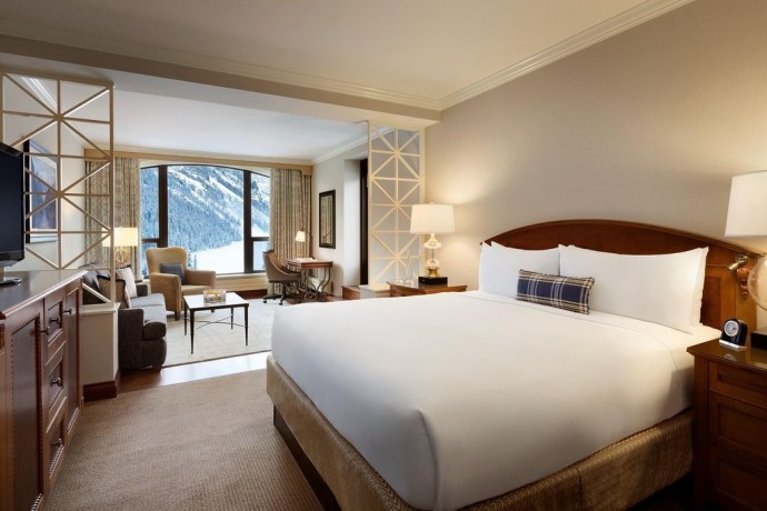 Канадский отель Fairmont Chateau Lake Louise, окруженный высокими горными вершинами Канадский отель Fairmont Chateau Lake Louise, окруженный высокими горными вершинами