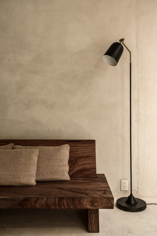 Контрастное сочетание белого цемента и дерева