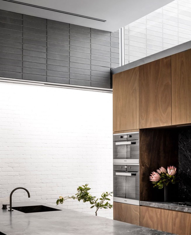 Серый камень и дерево в интерьере дома в Мельбурне, Австралия