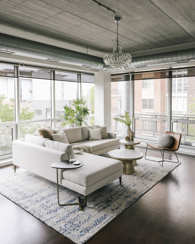 Сочетание гламура и индустриального стиля в чикагской квартире Сочетание гламура и индустриального стиля в чикагской квартире