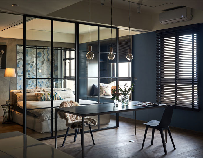 Стекло в металлическом каркасе для разделения квартиры на несколько комнат