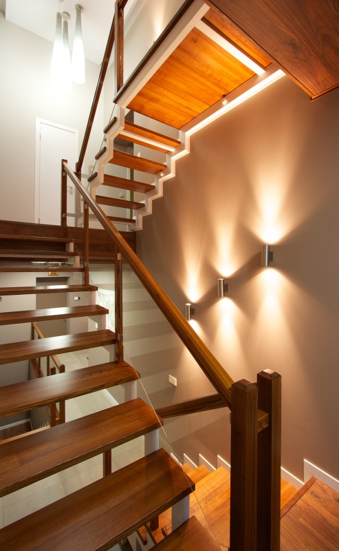 Стильные акценты в интерьере двухуровневых апартаментов