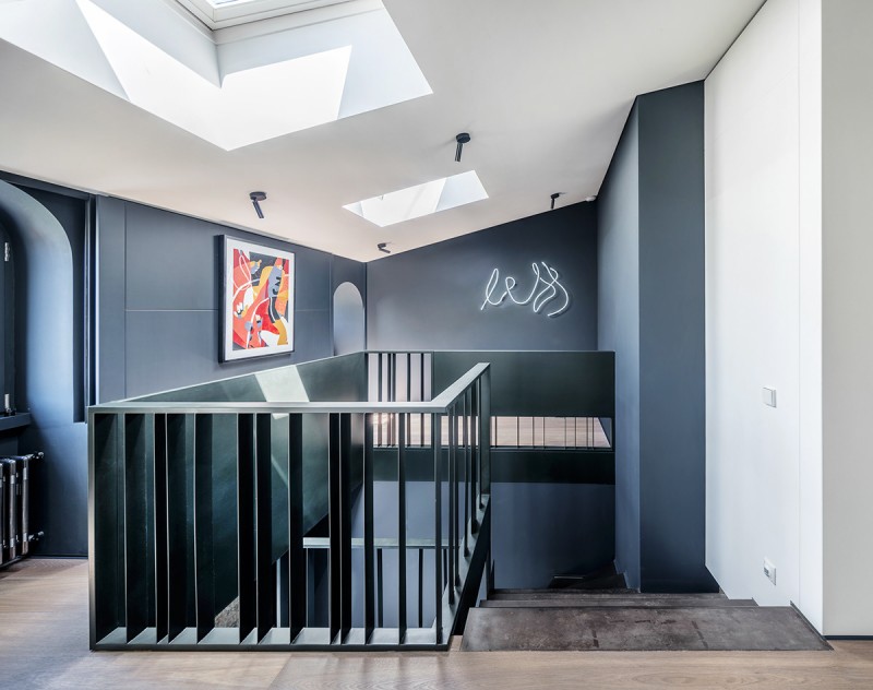 Монохромный интерьер двухуровневой квартиры Монохромный интерьер двухуровневой квартиры