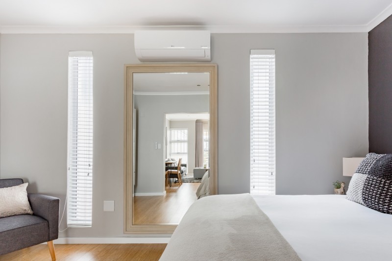 Приглушенные оттенки и элегантная современная мебель в интерьере апартаментов в Кейптауне Приглушенные оттенки и элегантная современная мебель в интерьере апартаментов в Кейптауне