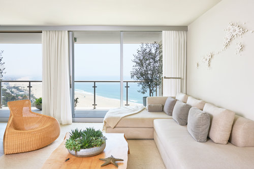 Приземистая мебель и художественные инсталляции в просторном светлом пентхаусе