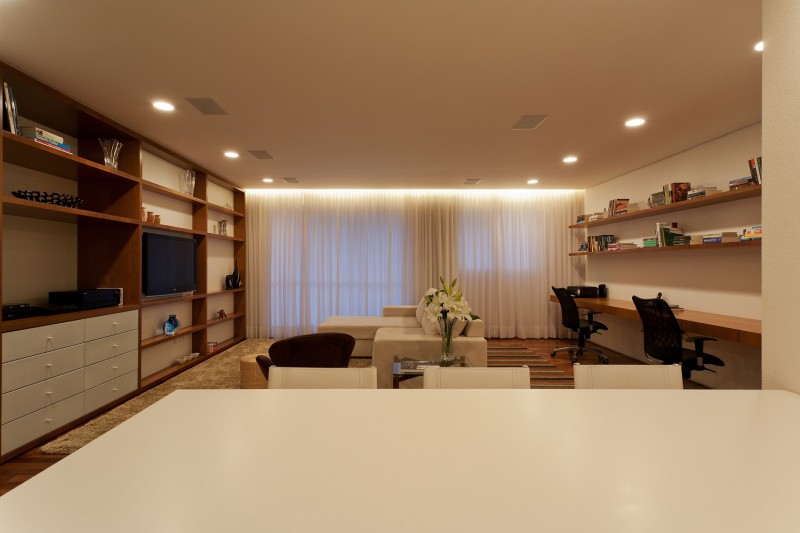 Сочетание белого цвета и дерева в интерьере комфортных апартаментов