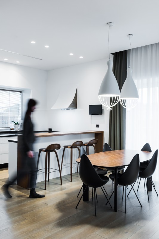 Сочетание дерева и мрамора в интерьере дома в Вильнюсе