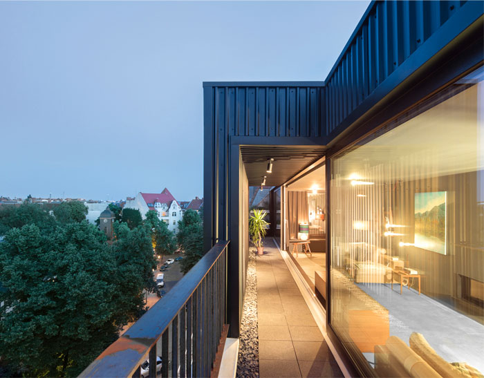 Современный городской пентхаус в темных тонах в Берлине Современный городской пентхаус в темных тонах в Берлине